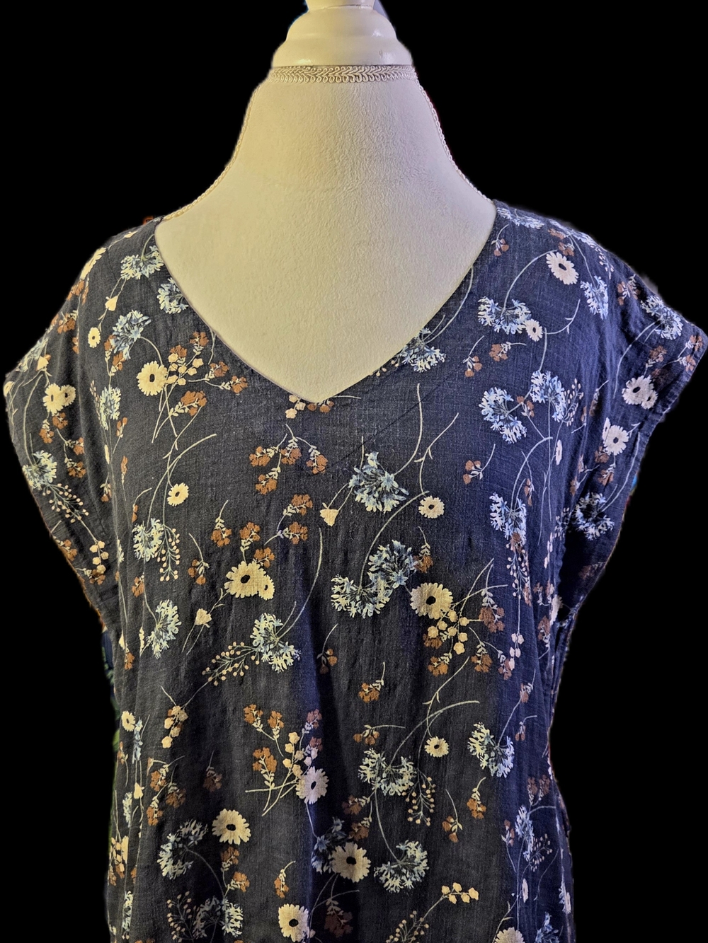 a.n.a. Floral V-Neck Cap Sleeve Top - Navy Size L
